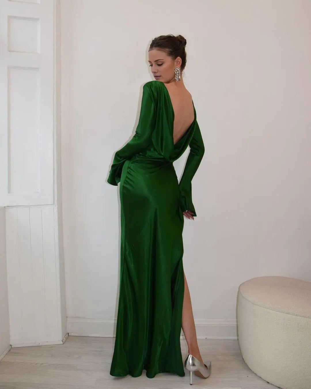 Vestido largo Weitese de satén verde oscuro con escote joya, mangas largas, espalda descubierta y abertura para fiesta de graduación.